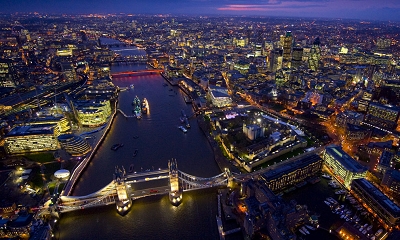 Blick Richtung Westen über die Themse mit der City of London am rechten und dem Greater-London-Authority-Gebäude am linken Ufer
